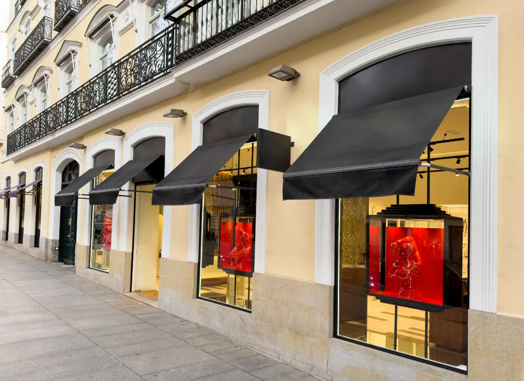 Façade vitrine de magasin en aluminium sur mesure à Les Herbiers